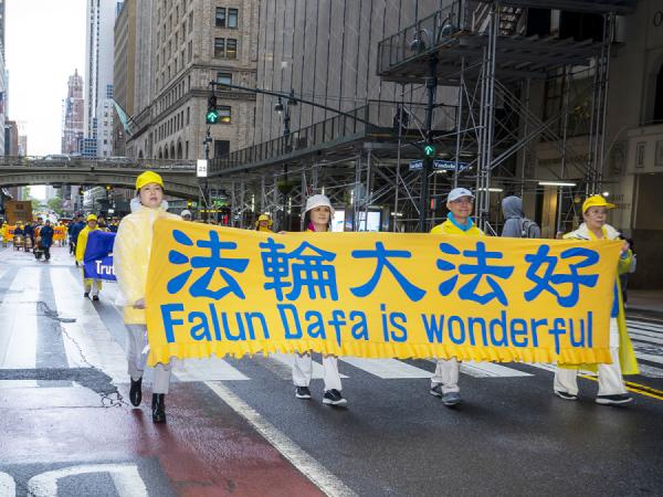 参加游行的法轮功学员拉着横幅 “ 法轮大法好 ”。(摄影:Leo/看中国)
