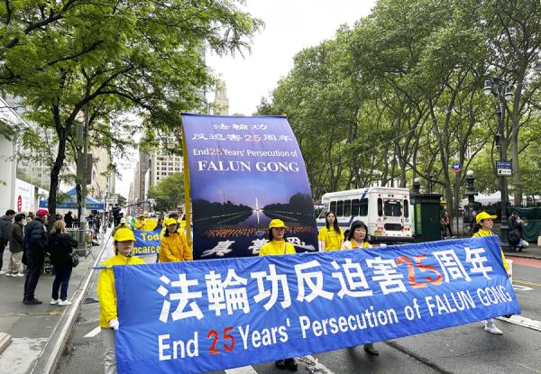 游行队伍的第二方阵,停止迫害法轮功。(摄影: Anna/看中国)