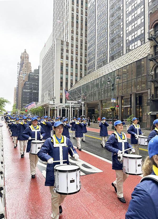 游行队伍里的天国乐团。(摄影: Wei J C)