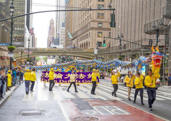 游行队伍里的舞龙队。(摄影: Leo/看中国)