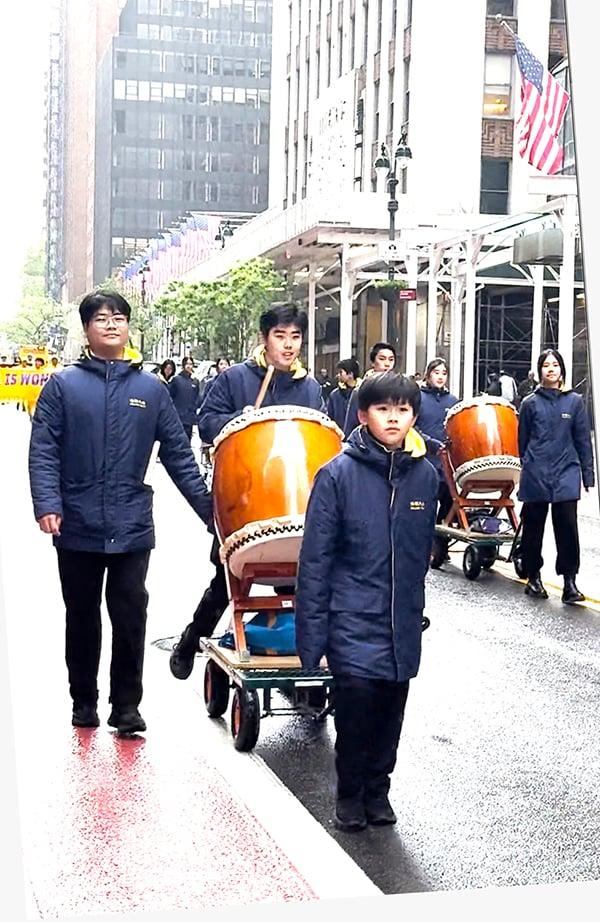 游行队伍里的太鼓队。(摄影: Wei J C)