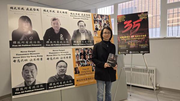 多伦多民运会理事李兰菊手拿朱耀明牧师的新书《敲钟者言》(看中国摄)