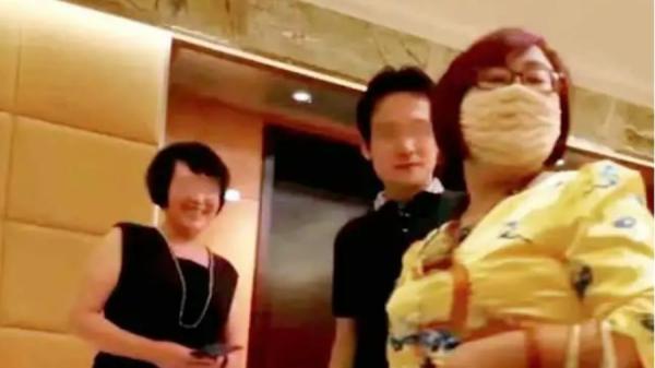 身穿黄色上衣、脸戴口罩者为钱志敏。(右一)(图片来源:网络图片)