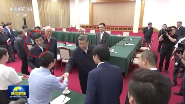 王沪宁走在蔡奇前面,好好风光一次。