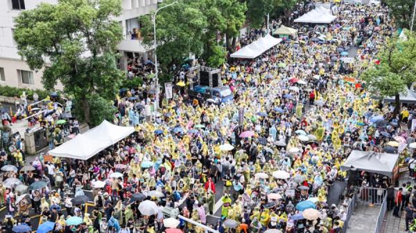 关切国会职权修法，5月24日，台湾民众于立院外穿雨衣抗议。（图片来源：中央社）