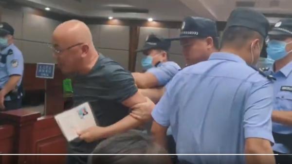 大陆知名律师张庆方被警察粗暴赶出海口法院。(图片来源:视频截图)