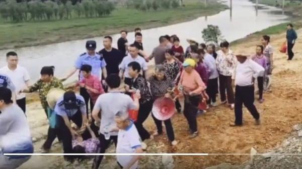江西景德镇上百村民抗议强征土地遭警察镇压。（图片来源：视频截图）