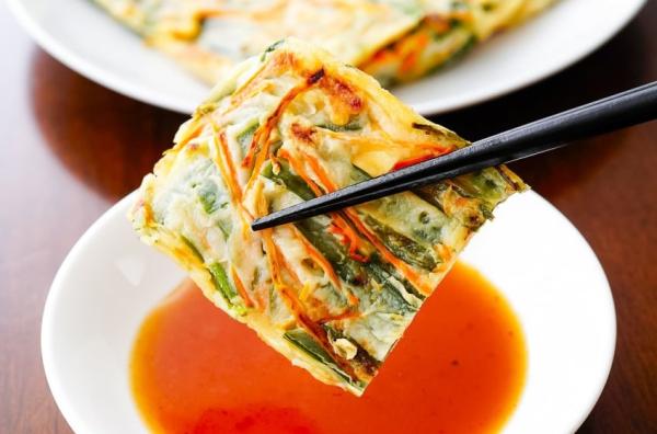 蔬菜煎饼也可以沾酱汁食用,为煎饼增添不同风味。