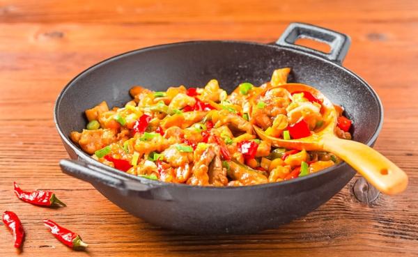 事先切好适口大小的鸡丁,烹调时加上调料和配菜,快炒即可上桌。