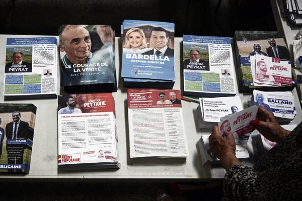 2024年6月21日,一名工人在法国西南部马尔萨克苏利勒市镇(Marsac-sur-l'Isle)准备邮寄官方选举传单。新一届国民议会将于 2024年6月30日和7月7日提前选举产生。(PHILIPPE LOPEZ/AFP via Getty Images)