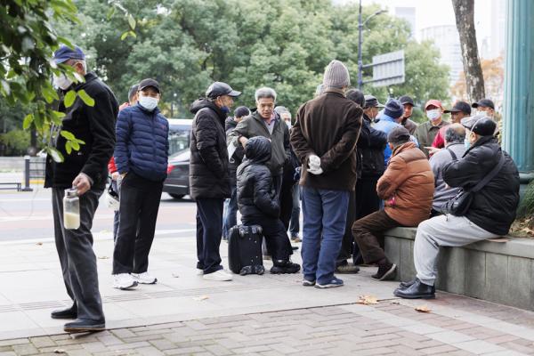 上海,一群老人聚集在街角。(Hu Chengwei/Getty Images)