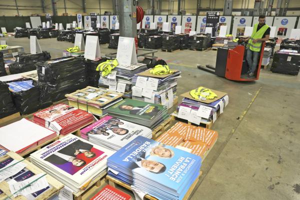 2024年5月20日,在米特里莫里(Mitry-Mory)的France Affichage Plus物流中心仓库中等待发往法国各地的欧洲议会选举法国政党候选人的官方竞选海报。(Thomas SAMSON / AFP)