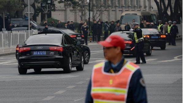 资料图:三中全会官员车队到达京西宾馆 (图片来源: Getty Images)