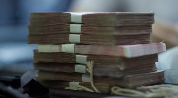 近日,吉林省居民到吉林银行取款,被银行职员告知需派出所同意方可取款。(Getty Images)