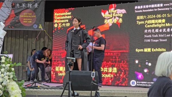 2024年6月1日,多伦多民运会、民阵和公民会联合在北约克赖世民广场举行六四35周年纪念晚会,图为公民会创会会长杨若晖发言。(图片来源:看中国摄)
