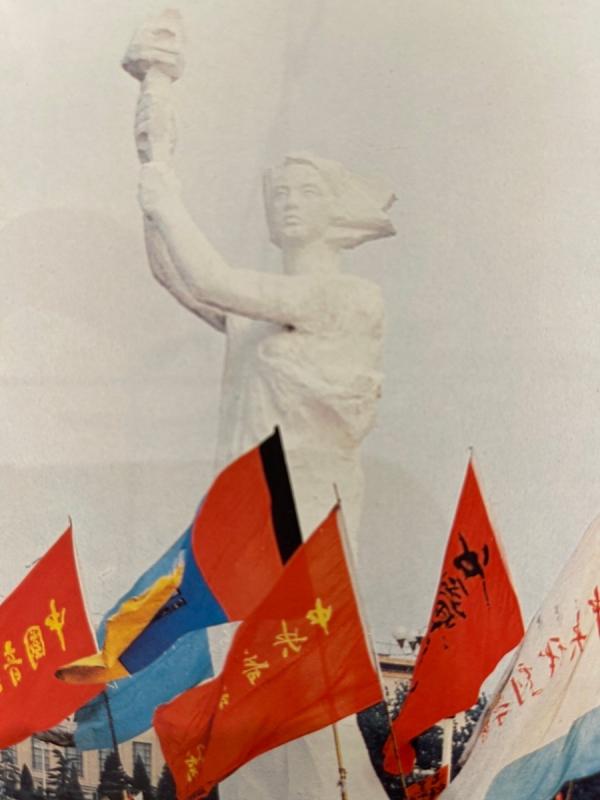 中央美术学院的学生用树脂和石膏雕塑而成的自由女神像,代表着中国人民对民主自由的渴望与期盼,一场屠杀粉碎了跪求中共的幻想。(以上图片来源皆为:看中国摄影图 史谦宇 书籍翻拍)