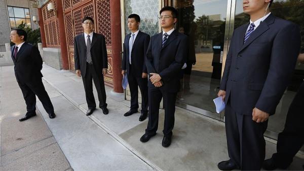 三中全会重点是保证习近平的安全,图为中央警卫局穿西装的军人(图片来源:网络截图)