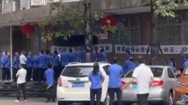 广东阳江城管疑似编制问题拉横幅维权。(图片来源:视频截图)