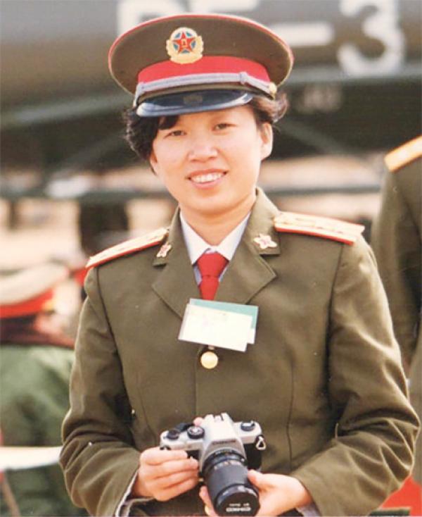 1988年,前《解放军报》记者江林在山西采访总参战役演习。军报记者摄。(江林提供)