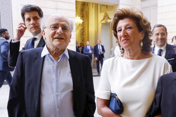 马克龙的父亲让-米歇尔•马克龙和母亲2022年5月7日摄于爱丽舍宫马克龙连任总统的就职典礼上。(GONZALO FUENTES/POOL/AFP via Getty Images)