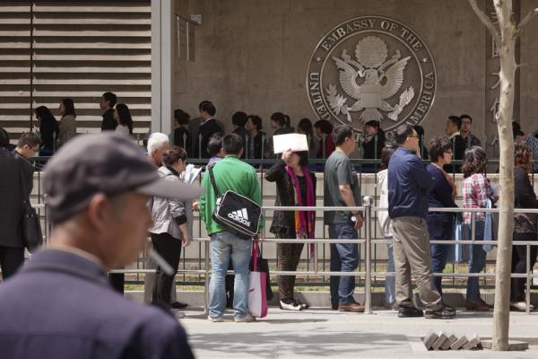 在美国驻北京大使馆外,排队等待签证的中国民众。(Ed Jones/AFP/GettyImages)