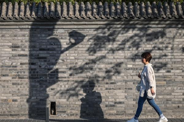 北京街头一位行人(JADE GAO/AFP via Getty Images)