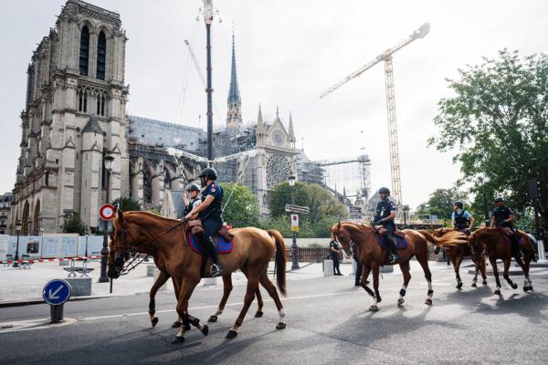 7月19日,巴黎奥运会开幕式前夕,法国宪兵和卡塔尔警察在巴黎市中心骑马巡逻,途径巴黎圣母院。(DIMITAR DILKOFF/AFP via Getty Images)
