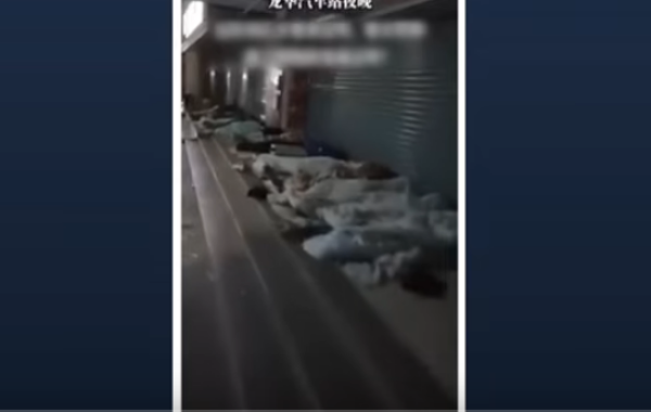 中国多地年轻人睡大街、管道、地下通道。(图片来源:视频截图)