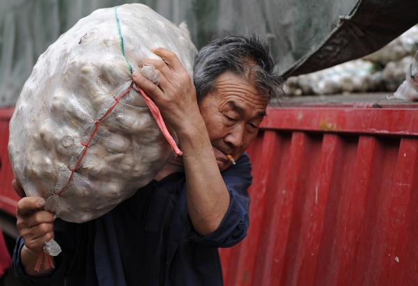 自中共篡政后农民工始终是社会的最底层,「打土豪分田地」只是中共为杀人越货喊出的口号而已。(图片来源: Getty Images)