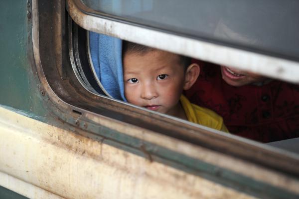 古今中外暴政成百上千,找不出一个可以与中共相提并论的。图为农村的留守儿童。 (图片来源: Getty Images)