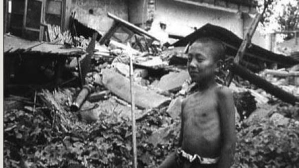 唐山大地震中无家可归的孤儿。(图片来源: 网上截图)