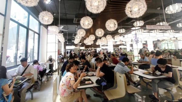 近日油罐车运食用油事件涉及北京所有高校。图为南京航空航天大學学生食堂。(图片来源:Getty Images)