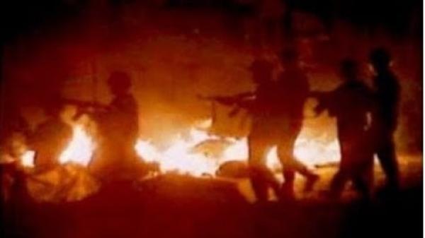 八九六四事件中,中共部队开枪屠杀平民。(图片来源: 网上截图)