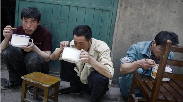 据分析,中共欲通过“人民公社”加强对农村的控制。图为中国农民工正在用餐。(示意图/图片来源:Getty Images)