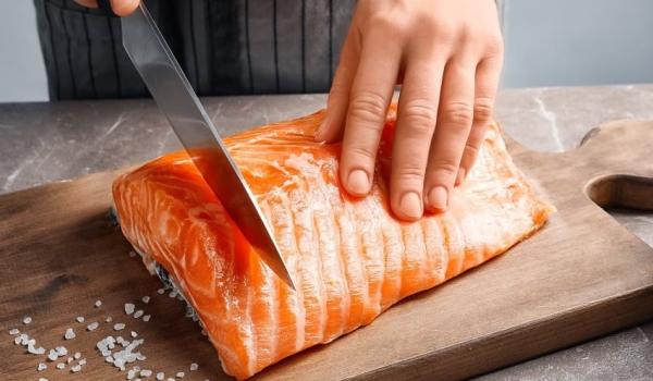 大块鲑鱼排可依平时习惯的烹调尺寸切分,分块密封包装后,再放入冷冻室。