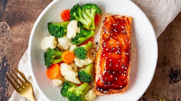 鲑鱼排变化料理,美味又饱足。