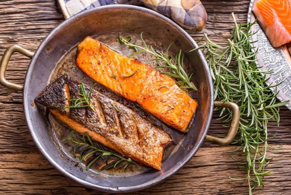 善用鲑鱼多油脂特色,不放油,鱼皮向下,冷锅下锅,可以避免肉汁流失。