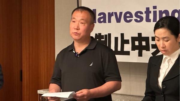 2024年7月3日,来自中国大陆的法轮功学员程佩明在美国首都华盛顿举办的记者会上讲述了遭受中共关押,酷刑迫害,以及被活摘器官的亲身经历。(看中国摄)