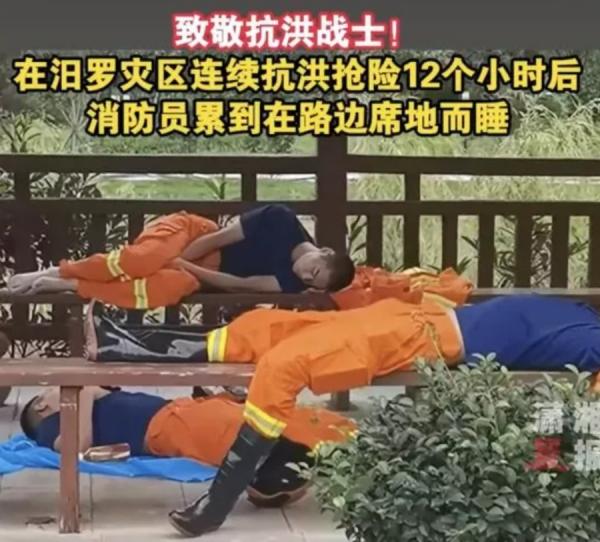 根据照片可见,救灾人员衣服、鞋子非常干净,根本不像救灾12小时候应有的样子,明显是作秀。(图片来源:网络截图)