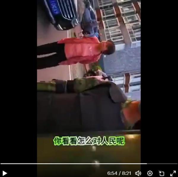 有家属质问军人:怎么对待人民呢?(图片来源:视频截图)