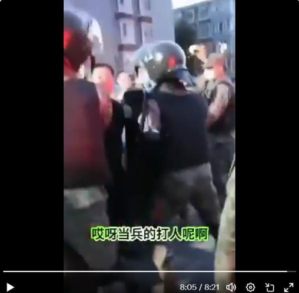 现场居民:当兵的打人呢。(图片来源:视频截图)