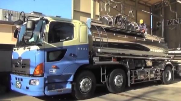 日前,日本一家公司的食用油罐车清洗作业视频于网络上传出,网友惊呼:“ 油罐车干净得就像一面镜子。”(图片来源:视频截图)