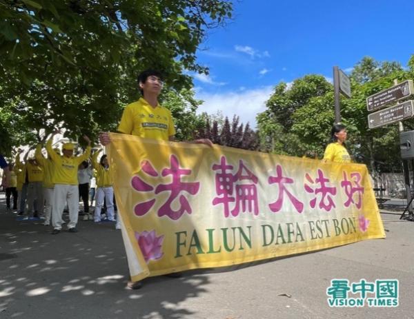 7月13日下午,法国法轮功学员汇集到中共驻法国巴黎大使馆旁,举行了反迫害25周年集会。(图片来源:金美善/看中国)