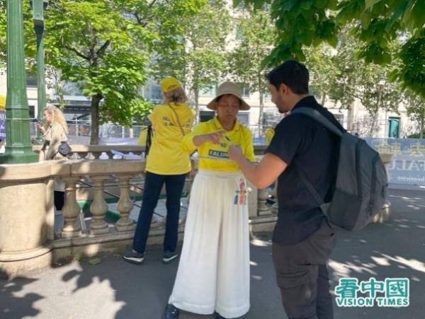 路人在活动现场签署END CCP请愿书 (图片来源:金美善/看中国)