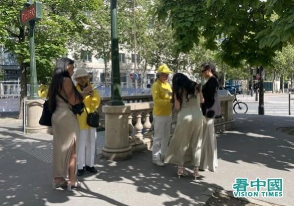 路人在活动现场签署END CCP请愿书(图片来源:金美善/看中国)