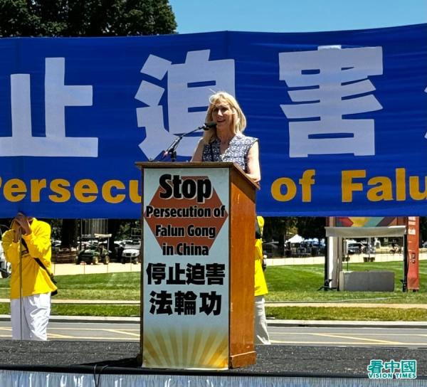 “ 基督教自由国际 ” 总裁温蒂 • 赖特(Wendy Wright)(看中国摄影:柳笛)