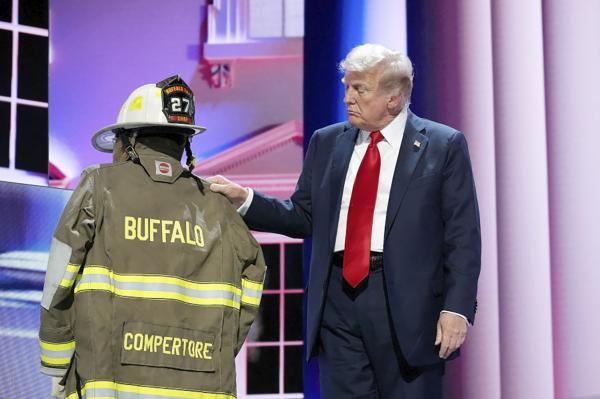 7月18日,川普在共和党大会上为遇难的康佩拉托雷默哀。(Andrew Harnik/Getty Images)