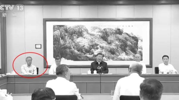 在中共三中全会小组会上,胡春华(左一)和习近平并排而坐。