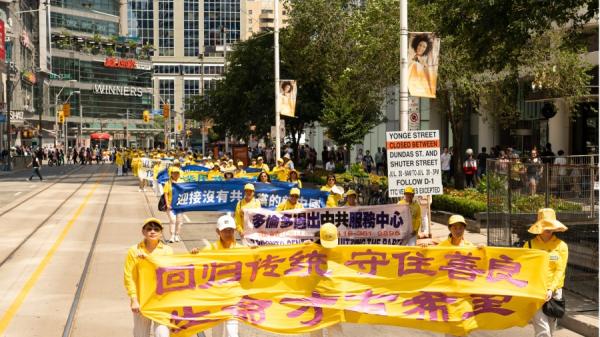 多伦多法轮功学员在热闹的市中心举行720反迫害大游行 (看中国Evan摄)