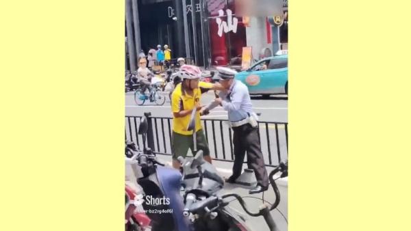 上海外卖小哥被交警抢电动车，于是怒摔对方并大喊：“ 非要逼我造反吗？”（图片来源：视频截图）